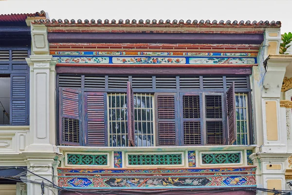 Fachada Edificio Desgastada Con Patrón Colorido — Foto de Stock