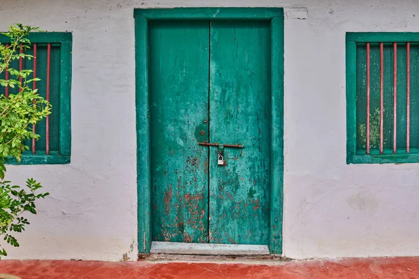 Porta Madeira Verde Vintage Janela Parede Desgastada — Fotografia de Stock