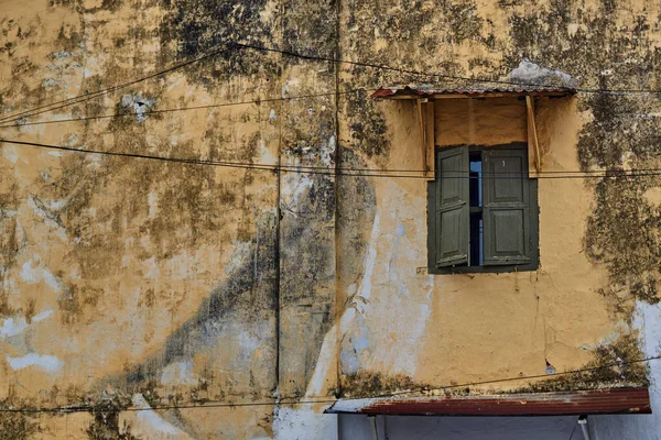 Fondo Colorido Envejecido Pared Con Ventana Protegida Por Unas Persianas — Foto de Stock