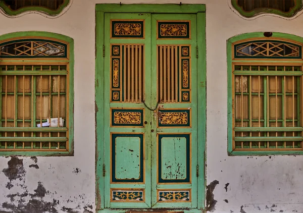 Persianas Puertas Madera Pintadas Verde Sobre Edificio Paredes Blancas Pintura — Foto de Stock