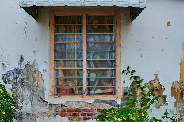 Eski Kırık Duvar Ile Bir Pencere — Stok fotoğraf