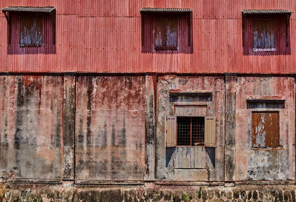 Şehirde Pembe Bina Terk Edilmiş Eski Taş Duvar Yosun Kaplı — Stok fotoğraf