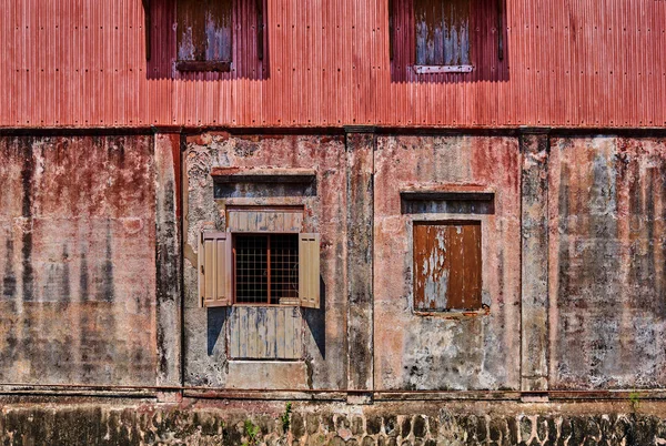 Şehirde Pembe Bina Terk Edilmiş Eski Taş Duvar Yosun Kaplı — Stok fotoğraf