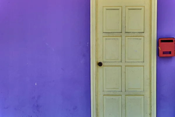 Una Vieja Puerta Amarilla Con Buzón Rojo Brillante Sobre Fondo — Foto de Stock