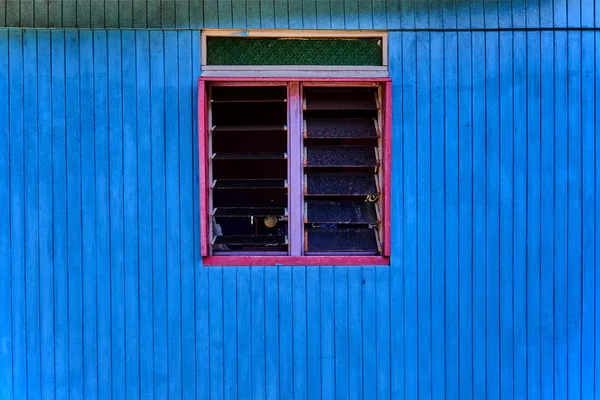 Kırmızı Çerçeve Eski Paslı Ahşap Pencere Mavi Yaşlı Duvar Kare — Stok fotoğraf