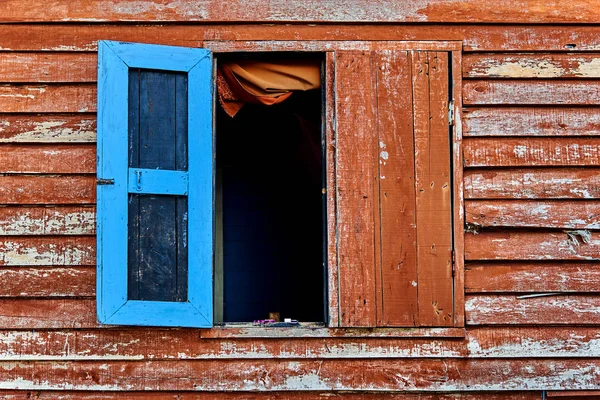 Duvar Mavi Pencereli Bir Ahşap Evin Eski Kahverengi Küçük Mavi — Stok fotoğraf