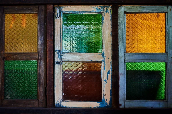 Eski Ahşap Pencere Renk Renkli Cam Ile Renkli Cam Pencere — Stok fotoğraf