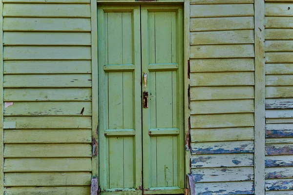 Vecchio Rotto Porta Chiusa Verde Una Casa Abbandonata Con Pannelli — Foto Stock