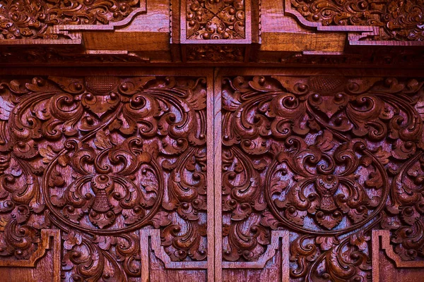 Ukiran Tradisional Pintu Gaya Bali Detail Pintu Merah Dengan Vignetting — Stok Foto