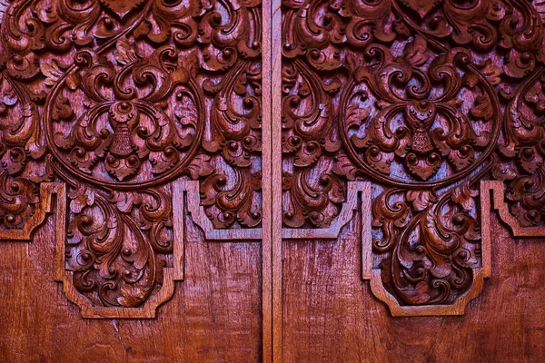 Traditional Carving Balinese Style Door Detail Red Door Vignetting Depicting — Stock Photo, Image