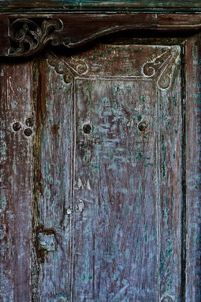 装飾的な木彫りのドアの装飾を閉じます 彫刻アート 伝統的なアジアン スタイルのデザインとグレーとぼろぼろの入り口のドア ビンテージの背景の壁紙 絶妙な木彫り技術 — ストック写真
