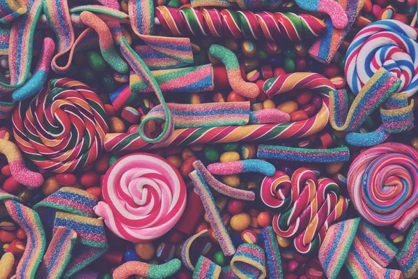 다채로운 모듬된 지팡이 나선형 흩어져 마멀레이드 Jellybeans와 무지개 라운드 최고의 — 스톡 사진