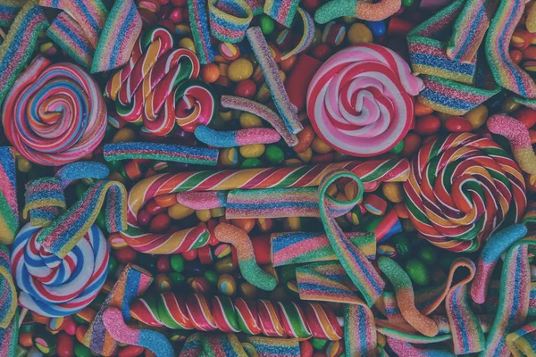 다채로운 모듬된 지팡이 나선형 흩어져 마멀레이드 Jellybeans와 무지개 라운드 최고의 — 스톡 사진