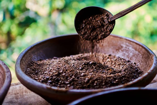 Kahve Çekirdekleri Bir Çiftlikte Kavurma Geleneksel Yöntemi Fasulye Yemiş Misk — Stok fotoğraf
