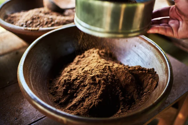 Bruine Grote Aardewerk Pot Met Gemalen Koffiebonen Vers Gemalen Koffie — Stockfoto