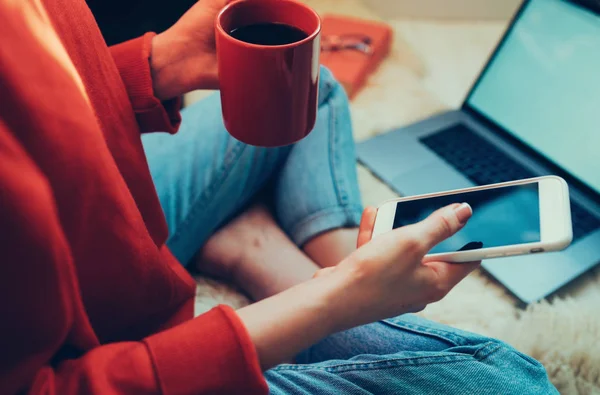 Laptop Xícara Café Nas Mãos Menina Sentado Chão Madeira Mãos — Fotografia de Stock