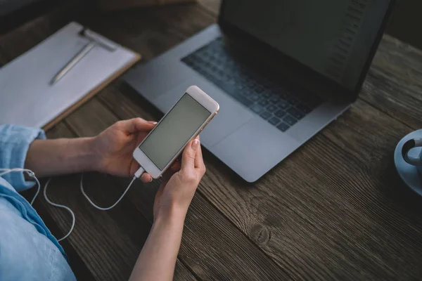 Imagem Cortada Com Mulher Assistindo Vídeo Telefone Inteligente Depois Trabalhar — Fotografia de Stock