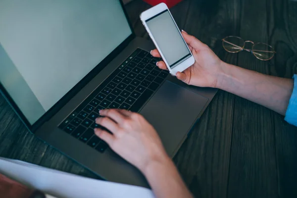 Jovem Azul Segurando Seu Smartphone Com Uma Tela Branco Sentada — Fotografia de Stock