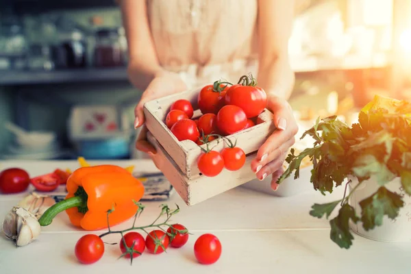 Mujer Sosteniendo Cajón Pequeño Con Verduras Frescas Granja Luminosa Cosecha —  Fotos de Stock