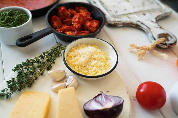 意大利食品烹饪配料在白色的桌子上搭配晒干的西红柿 香草和大蒜 新鲜蔬菜 干酪干酪和香料 平衡营养 食物概念 — 图库照片