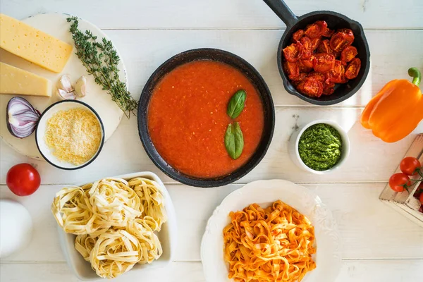 Italské Jídlo Pozadí Tradiční Italské Kuchyně Tagliatelli Těstoviny Rajčata Bazalka — Stock fotografie