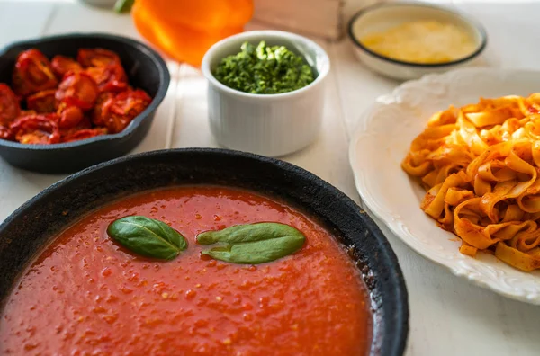 Fondo Comida Italiana Cocina Tradicional Italiana Con Pasta Tagliatelli Tomates — Foto de Stock