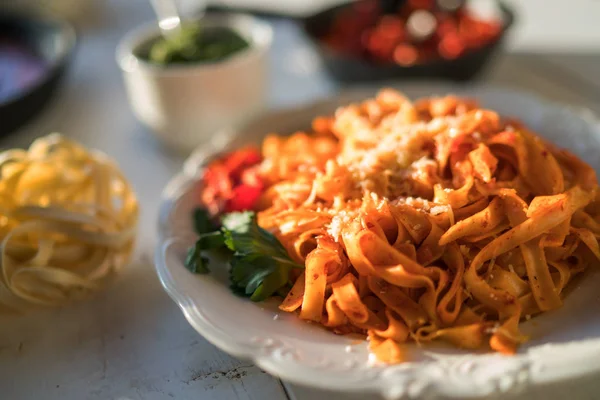 Pasta Con Salsa Tomate Picante Parmesano Albahaca Placa Con Deliciosa — Foto de Stock