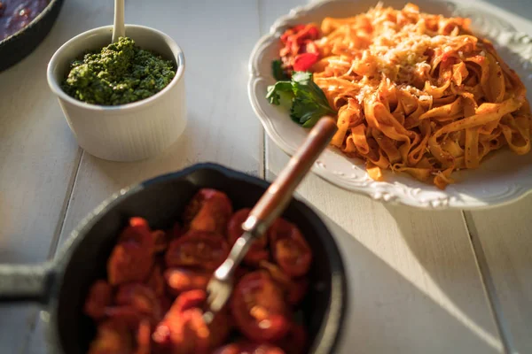Ιταλική Κουζίνα Μαγείρεμα Συστατικά Λευκό Τραπέζι Λιαστές Ντομάτες Βότανα Και — Φωτογραφία Αρχείου