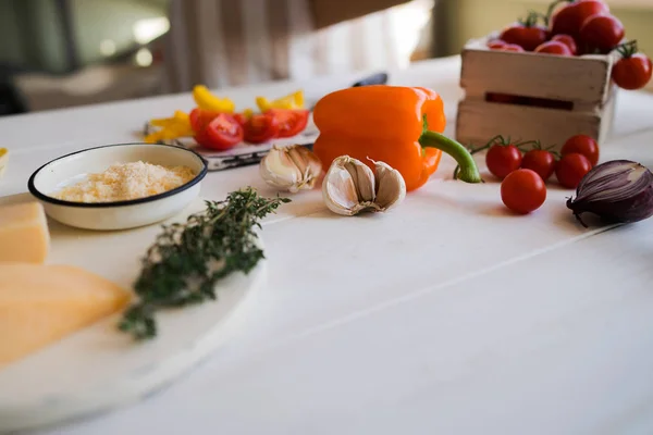 奶酪与新鲜蔬菜罗勒和切割板上白色 破旧的 质朴的厨房餐桌 在老式乡村厨房烹调的配料 健康的传统食品 选择性对焦 自由空间 — 图库照片