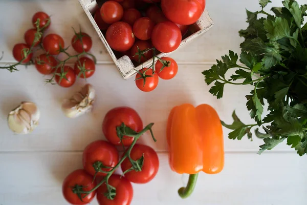 Pequena Caixa Com Legumes Frescos Mesa Rústica Colheita Verão Brilhante — Fotografia de Stock