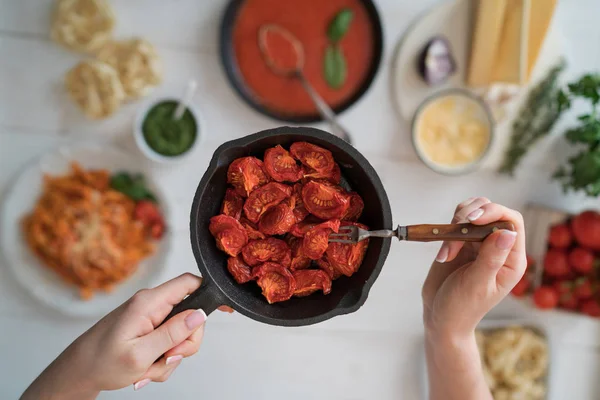 Manos Tomando Tomates Caseros Secados Sol Servidos Una Sartén Hierro — Foto de Stock