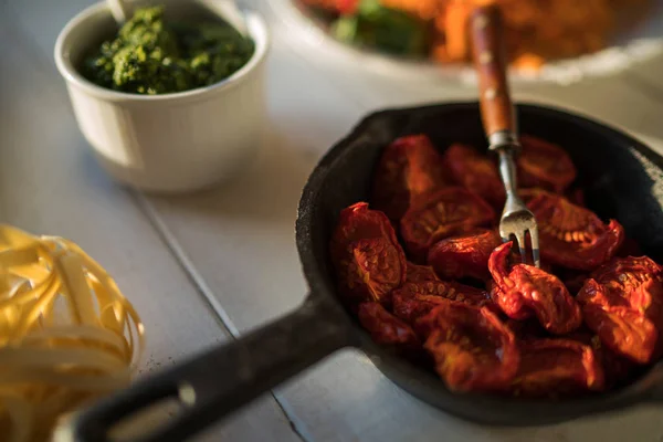 Comida Italiana Cocinando Ingredientes Mesa Blanca Con Tomates Secados Sol — Foto de Stock