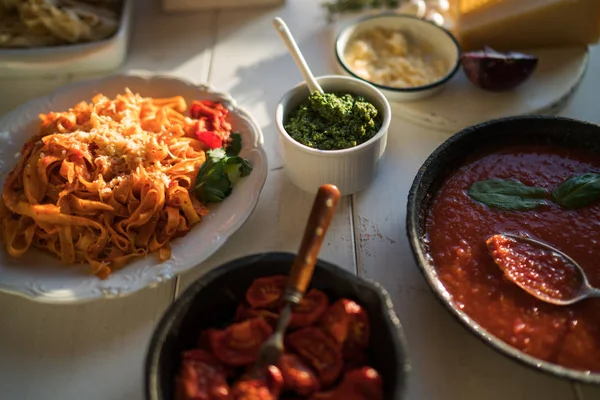 Pasta Con Salsa Tomate Picante Parmesano Albahaca Placa Con Deliciosa — Foto de Stock