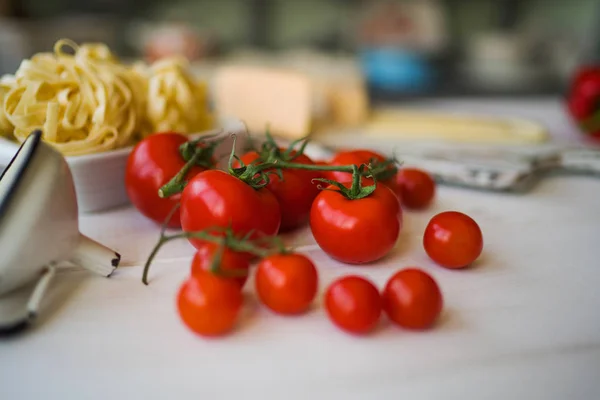 面食与新鲜的西红柿 罗勒和 Chees 在白色 破旧的 质朴的厨房餐桌 面条面食和烹调配料 意大利食物概念 健康的传统食品 文本的可用空间 — 图库照片