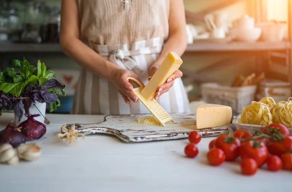 Primer Plano Cocinero Irreconocible Cortando Tomates Otras Verduras Con Cuchillo — Foto de Stock
