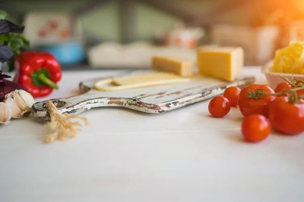 Chees Con Tomates Frescos Albahaca Tabla Cortar Una Mesa Cocina — Foto de Stock