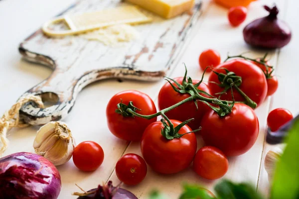 Cocinar Almuerzo Vegetariano Fresco Tomates Quesos Vegetación Cebolla Verduras Preparadas — Foto de Stock