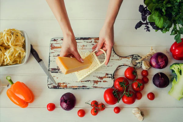 Vista Superior Mujer Cocinando Alimentos Saludables Las Manos Imagen Verduras — Foto de Stock