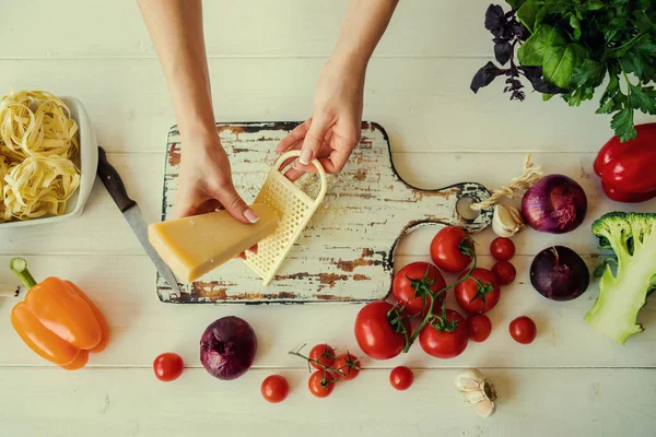 Pohled Shora Ženy Vaření Zdravých Potravin Ruce Obraze Čerstvá Zelenina — Stock fotografie