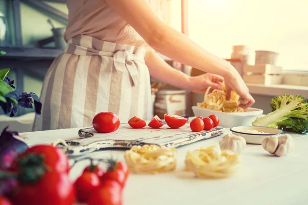 Primer Plano Cocinero Irreconocible Cortando Tomates Otras Verduras Con Cuchillo — Foto de Stock