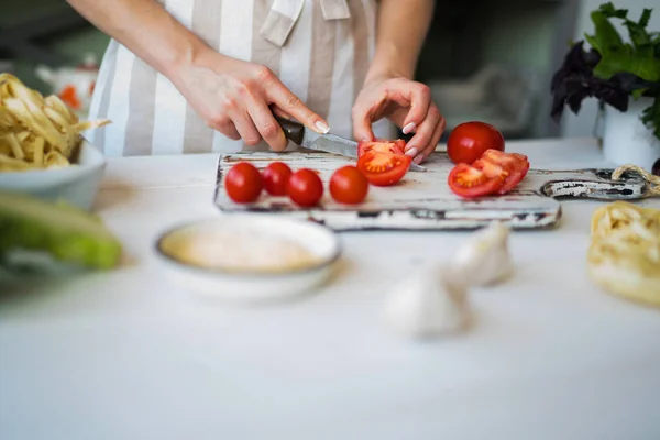 Mujer Joven Delantal Mesa Con Verduras Buscando Comida Casa Preparando — Foto de Stock