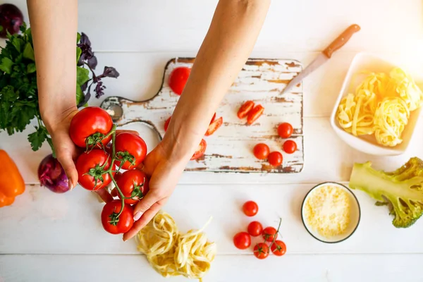 Hora Cocinar Cerrar Foto Las Manos Sosteniendo Tomates Orgánicos Joven — Foto de Stock
