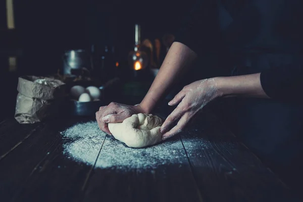 Kvinnliga Baker Förbereder Bröd Kvinnliga Baker Strö Degen Med Mjöl — Stockfoto