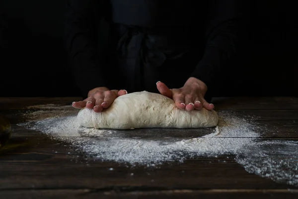 Händer Som Arbetar Med Beredning Recept Bröd Pizza Eller Paj — Stockfoto