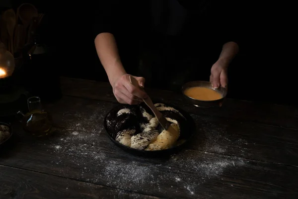 Жінка Випікає Пиріг Домашній Кухні Жінка Робить Саморобний Пиріг Пензлем — стокове фото