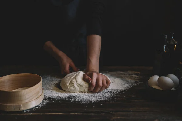 調理し 概念を焼けます パン屋さんで女性の手で生地を作る 生地の背景 新鮮な食材から生地の準備 素朴な背景 自家製パンの原料 — ストック写真