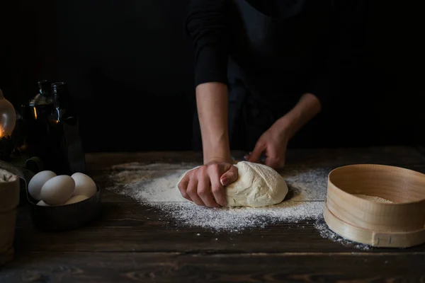 Está Procesando Pasta Casera Mujer Amasa Masa Para Pasta Sobre — Foto de Stock