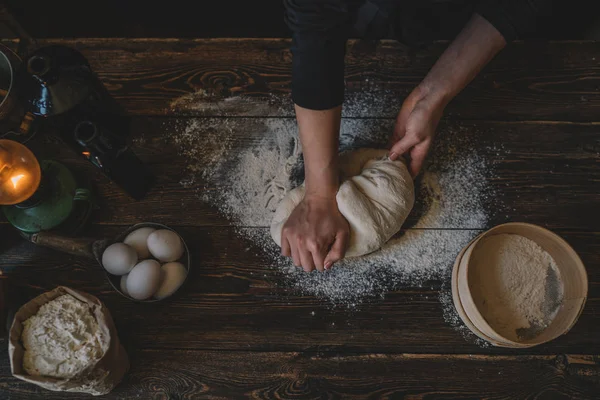 Концепція Їжі Приготування Їжі Випічки Виготовлення Тіста Допомогою Жіночих Рук — стокове фото