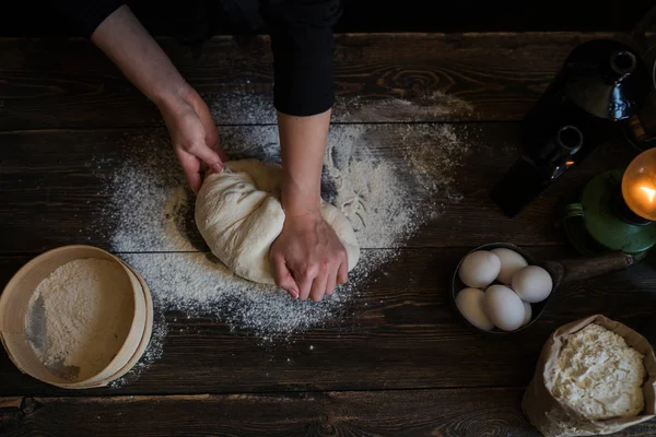 Hemlagad Pasta Bearbetas Kvinna Knådar Degen För Pasta Träskiva Lantliga — Stockfoto