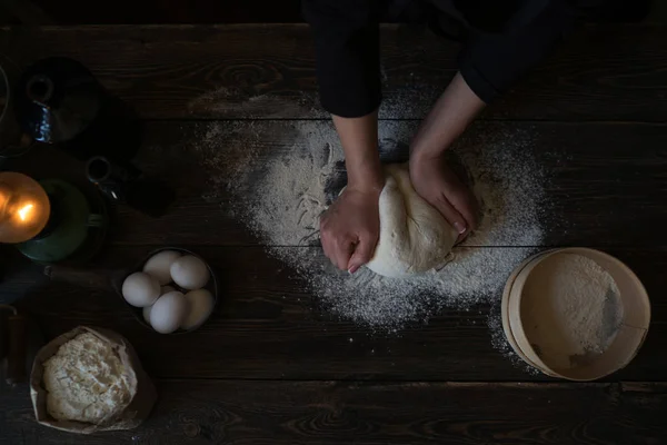 Händer Som Arbetar Med Beredning Recept Bröd Pizza Eller Paj — Stockfoto